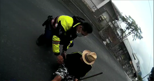 70歲阿公外出倒臥在住家前路邊，因土狗叫聲，引起警方注意發現阿公。（玉里警分局提供／王志偉花蓮傳真）