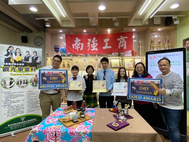 南強工商3年級學生蘇力安改良文山包種茶外包裝，把為考生研發的包種茶注入大學考試概念，獲得2020荷蘭國際餐飲挑戰賽觀光禮品設計金牌。（南強工商提供／陳祐誠傳真）