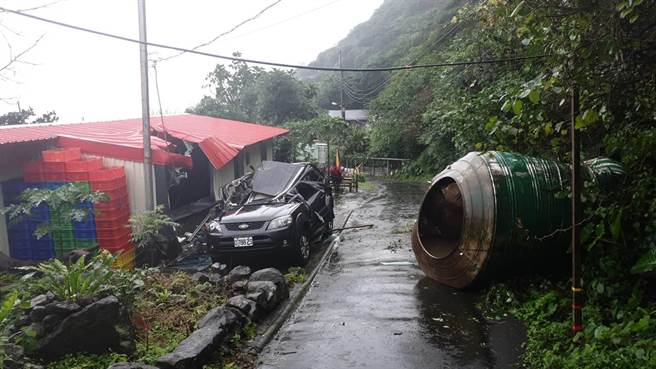 新北市瑞芳区21日晚上7点发生落石坍方，直径约3公尺巨石直接砸进铁皮屋。（翻摄照片／陈彩玲基隆传真）