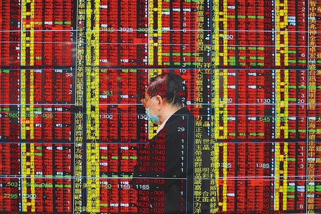 台股今开低上下区间震盪之际，盘中传来本土新冠肺炎零确诊破功，而且系某「广」字辈关系企业员工，并有可能进入社区后，使法人、主力群、大股东带头下杀，散户跟进多杀多，使尾盘呈现一泄千里窘境。图为台股开盘交易。（本报资料照片）