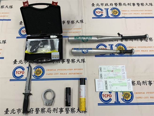 警方查扣道具枪、球棒等证物。（警方提供，文：陈鸿伟）