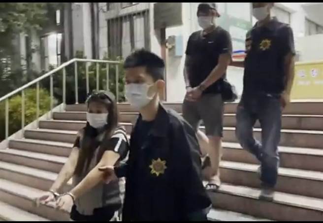 警方将情侣檔嫌犯依诈欺罪嫌移送法办。（翻摄照片／林郁平台北传真）