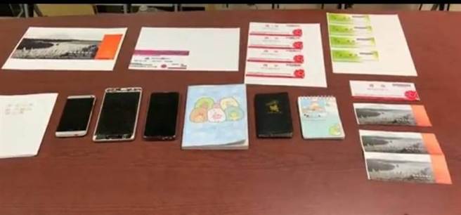警方查扣作案用手机、各式假票券等赃证物。（翻摄照片／林郁平台北传真）