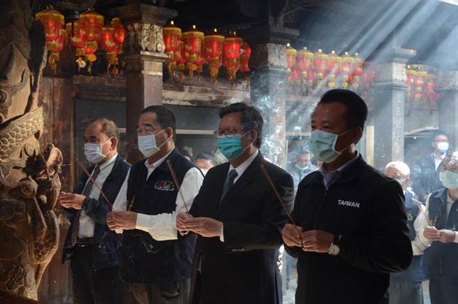 桃园市长郑文灿（右二）由嘉义县长翁章梁（右一）陪同参拜东石乡港口宫。（港口宫提供／张毓翎嘉义传真）