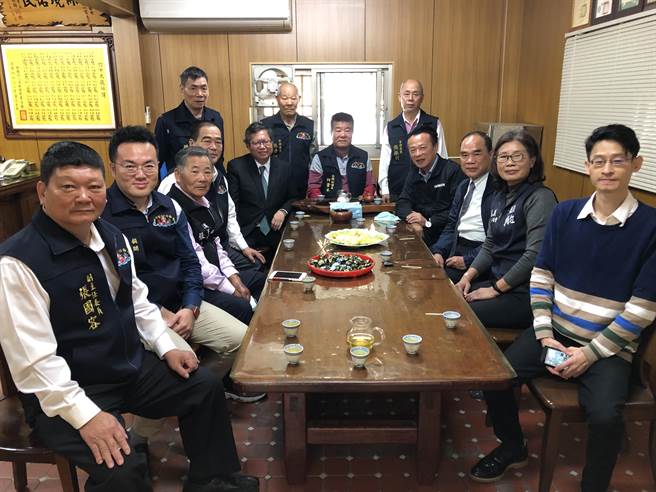 港口宫主委张万传（左四）强调：「这次真的没有谈到政治啦」。（港口宫提供／张毓翎嘉义传真）