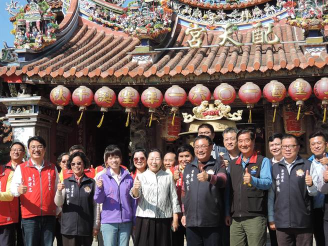 花莲县长徐榛蔚（左四）今日到嘉义县朴子配天宫参拜。（张毓翎摄）