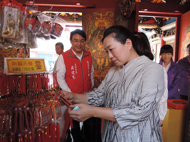 花莲县长徐榛蔚（右一）也特别参观配天宫。（张毓翎摄）