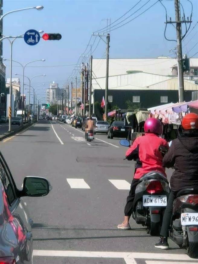 陈姓男子头戴安全帽、全裸骑机车。（翻摄自网路／洪荣志台南传真）