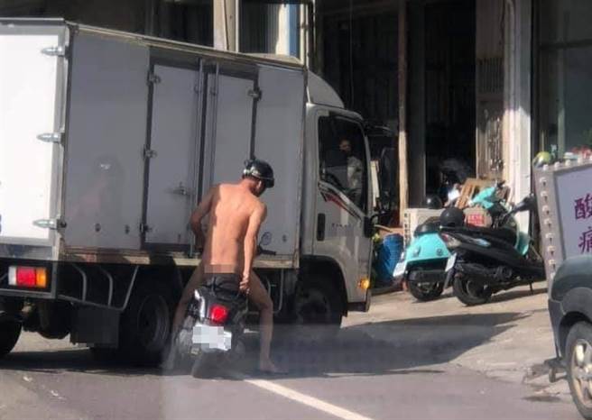 台南市今（22日）民眾直擊有男子全裸騎機車在路上。（臉書社團《台南爆料公社-台南最大社團》／蘇育宣翻攝）