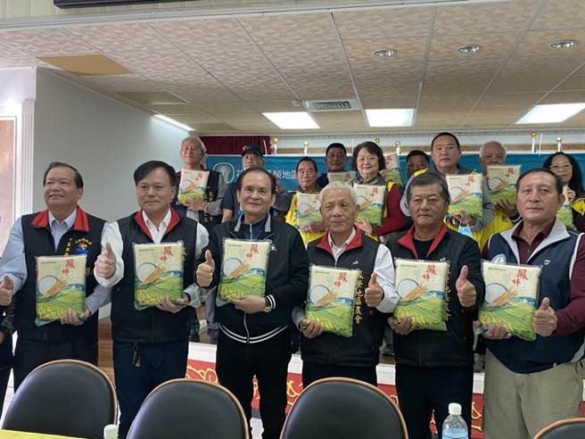 凤荣农会今天举行「浪漫193线梯田米上市记者会」，推广在地梯田米。（罗亦晽摄）