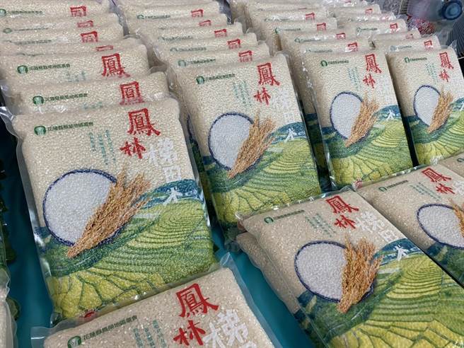 凤荣地区农会成功辅导农友，利用凤林镇中兴部落梯田，种植稉稻香米品种「高雄147」，并命名「浪漫193线梯田米」。（罗亦晽摄）