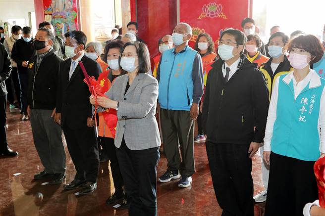 蔡英文总统前往台南市安南区镇南王府参香祈福。（市府提供／洪荣志台南传真）