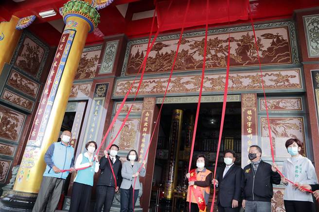 蔡英文总统赠匾给台南市安南区镇南王府。（市府提供／洪荣志台南传真）