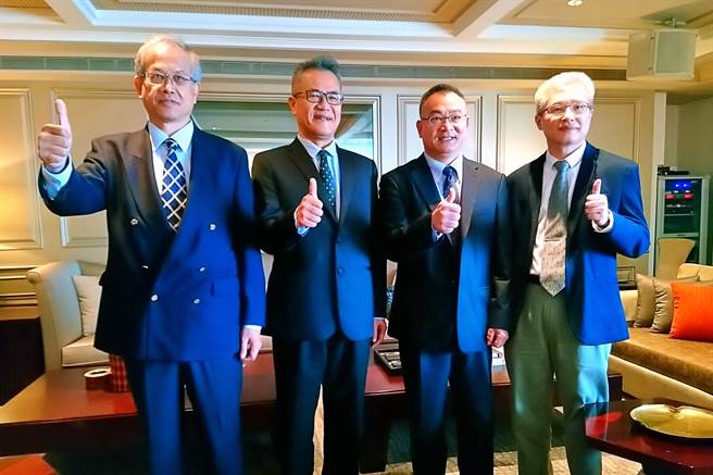 半導體測試介面廠穎崴董事長暨總經理王嘉煌（左2）、財務長暨發言人李振昆（左1）、副總經理暨代理發言人陳紹焜、技術長賴琦郎。（記者林資傑攝）