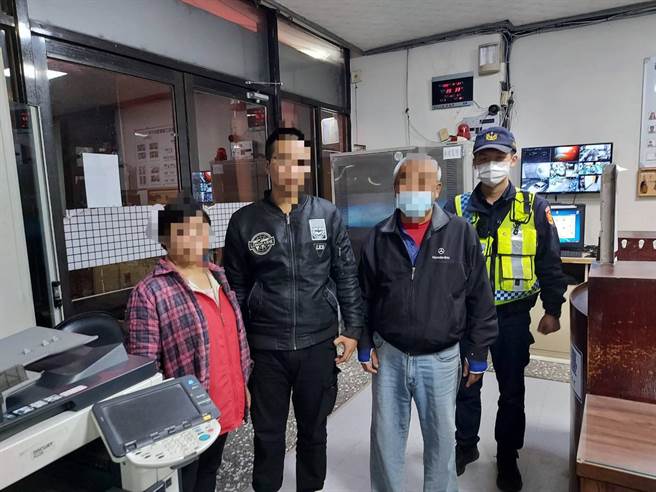 头份警分局尖山所员警协寻罗姓少年回家。（头份警分局提供／谢明俊苗栗传真）