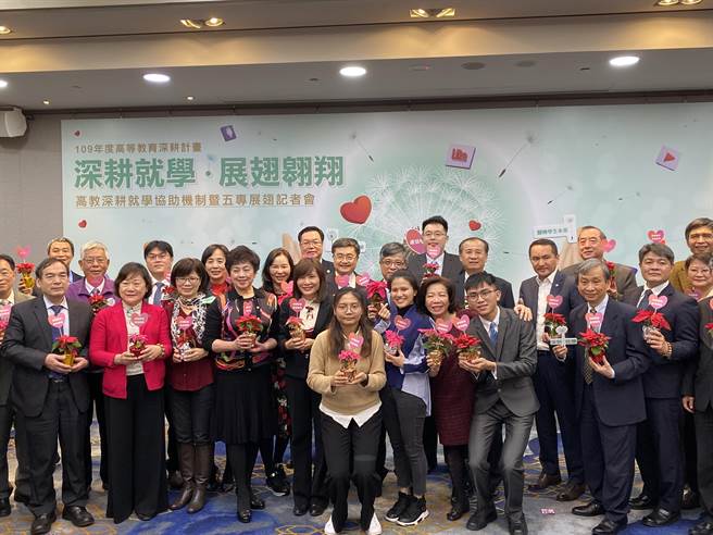 教育部今天举行「大专院校完善教学协助及五专展翅计画成果发表会」。（林志成摄）