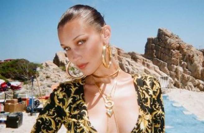 24岁美国超模贝拉哈蒂德（Bella Hadid）以175cm姣好身材及大胆穿搭红遍全球。（图／IG@bellahadid）