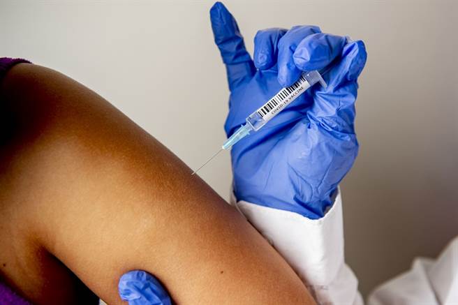 美国田纳西州女护士多佛17日接种完辉瑞新冠疫苗后，在电视台的直播专访中昏倒，事后网友发现多佛行踪不对劲，至今多日未更新社群贴文，网路上开始疯传多佛已经死亡的谣言。（资料照／TPG、达志影像）