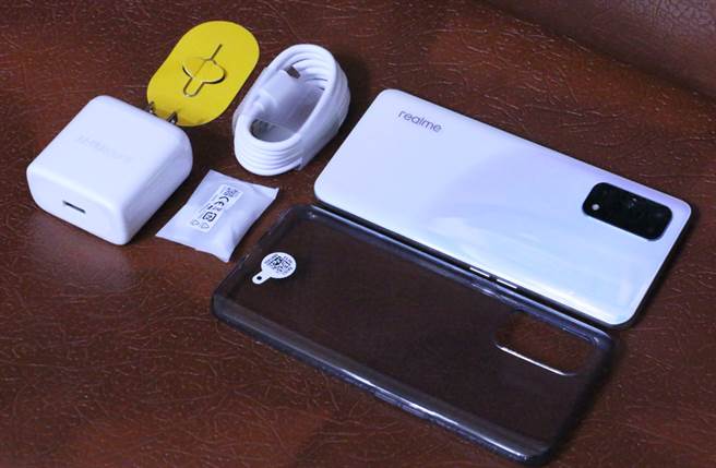 realme X7 Pro 配件，除了充电配件还有3.5mm转USB-C的耳机转接线。（黄慧雯摄）