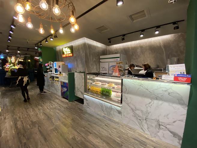「米塔炙烧牛排专门店」店内提供多元化经典排餐，另有自助吧无限供应主厨例汤、饮品、杜老爷冰淇淋、多款欧式麵包以及手作画盘蛋糕。（冯惠宜摄）