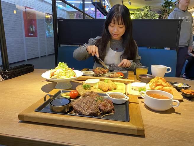 「米塔炙烧牛排专门店」全国首店坐落台中中友百货公司B栋15楼，店内提供多元化经典排餐高达18款，猪、鸡、牛、海鲜，一应俱全。（冯惠宜摄）