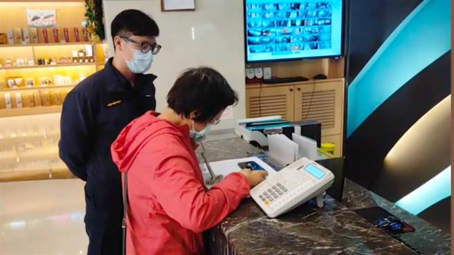 高市防疫团队跨单位联手，高市警察局与防疫新住民大使一同关怀居家检疫者。（高市卫生局提供／柯宗纬高雄传真）