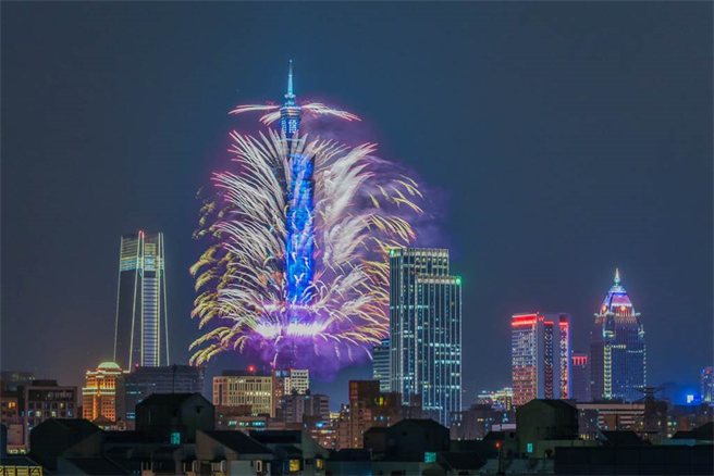 台灣再現本土案例，跨年活動該不該取消？在網路引起熱烈討論。圖為台北101煙火。(達志影像)