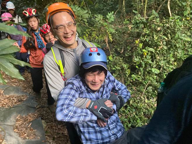 为降低柴山西海岸秘境游客受伤、求救的频率，「ORT极路勇者工作坊」上周末开办免费课程，推广正确户外活动观念。（ORT极路勇者工作坊提供／袁庭尧高雄传真）