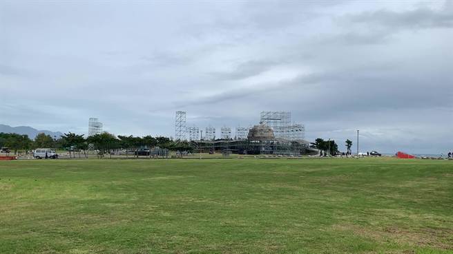 中央疫情指揮中心22日下午公布國內新增1例新冠肺炎本土病例，但台東即將舉辦天后阿妹跨年演唱會，台東縣政府回應，倘若超過15人以上感染本土疫情，即會啟動管制民眾進場，演唱會仍照常舉行，但只能請民眾欣賞線上轉播，平安迎接2021年的跨年夜。(蔡旻妤攝)