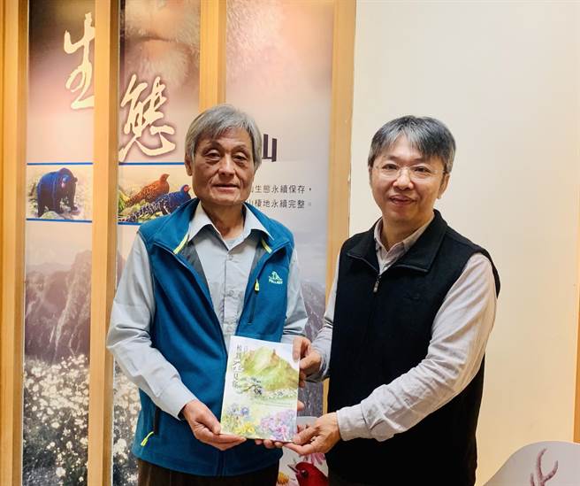 玉山国家公园管理处长锺铭山（左），与兴大教授曾喜育，推荐新书《植到玉见你》。（廖志晃摄）