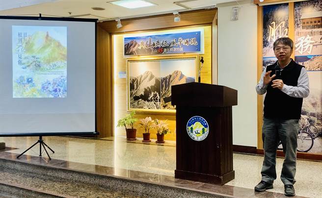 兴大教授曾喜育，说明生态调查的过程。（廖志晃摄）