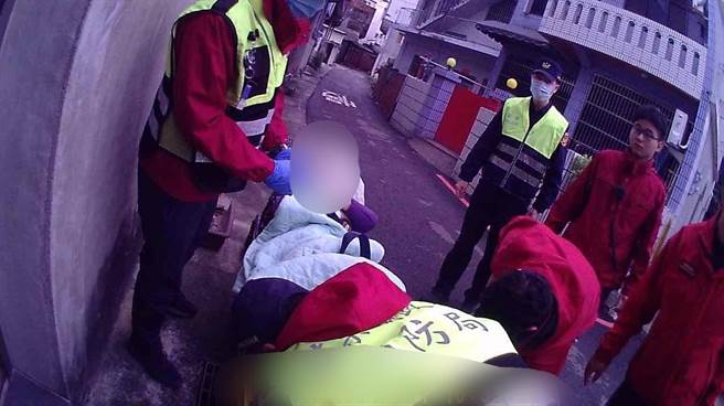 8旬老妇倒卧浴室受困，警消及时救援送医治疗。（警方提供／何冠娴苗栗传真）