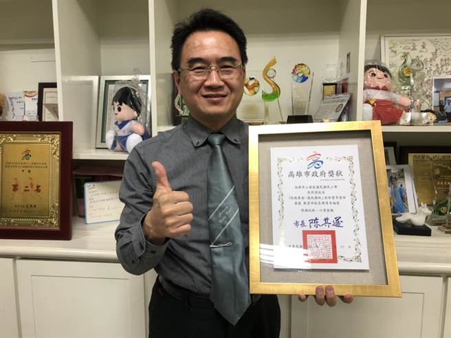 高雄小港区汉民国小校长焦熙昌办学用心，引领学校实践「燕飞展翅、汉民扬帆」的精神，荣获教育部校长领导卓越奖肯定。（洪浩轩摄）