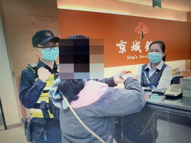 叶姓女子21日到银行欲滙2万人民币到大陆陆姓男网友的大陆银行帐户，警方获报前往劝阻。（中埔分局提供∕吕妍庭嘉义传真）