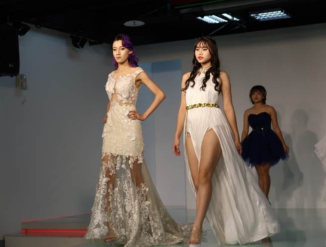 建国科大校园第一名模赖思晴(右一)，第二名吴佳容。（谢琼云摄）