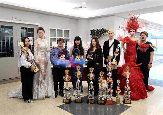 世界晚宴化妆组第一名曾泰狮(右一)，第三名的陆品宣(左一)，世界创意包头组第一名张茗甄(右五)第三名黄采蓁(左三)，Tisa国际美业菁英杯比赛，荣获国际时尚新娘彩妆、国际宴会创意化妆双料冠军陈柏宇(右三)，日本艺术祭台湾区选拔季军陈巧倚(右四)。（谢琼云摄）