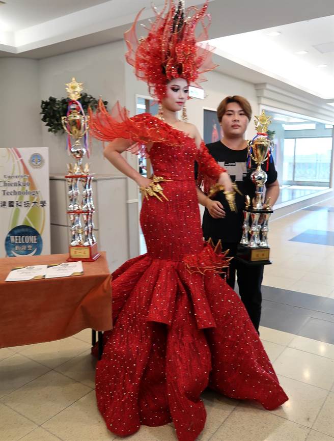 世界晚宴化妆组第一名曾泰狮(右一)和他的比赛模特儿。（谢琼云摄）