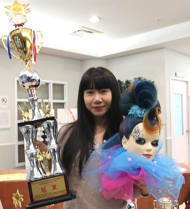 世界创意包头组第一名张茗甄和她的作品。（谢琼云摄）