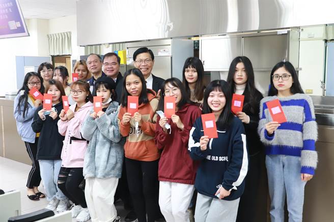 中华医大校长曾信超(后排右四)颁发奖学金给通过考照的学生。(曹婷婷摄)