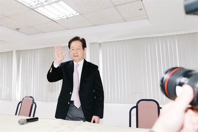 大同公司董事長林文淵（見圖）拋出震撼彈，在記者會上指出「今天是我在大同最後一天」，揮手向員工道別後離開記者會。（郭吉銓攝）