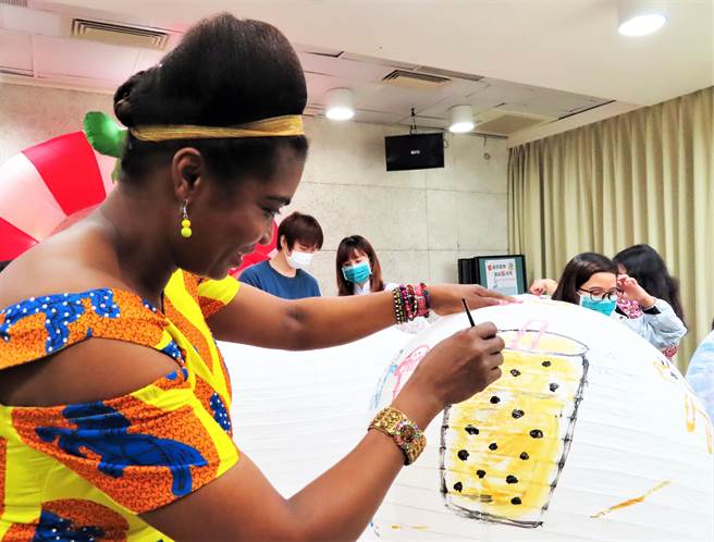 汐止分馆特别规划应景活动，邀请新住民朋友一起彩绘创意耶诞灯笼。（新北市立图书馆提供）