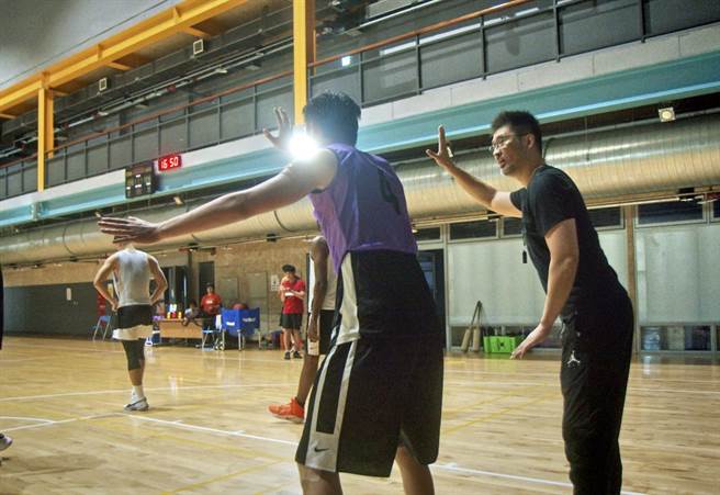 领航猿官方发布新闻稿，强调经过调查后相信刘义祥(右)的清白。(取自领航猿粉丝团)