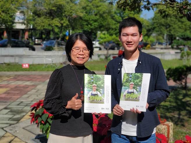 云林县刊《云林生活》创刊，图为云林县新闻处长廖淑玲（左）与封面人物本人。（周丽兰摄）