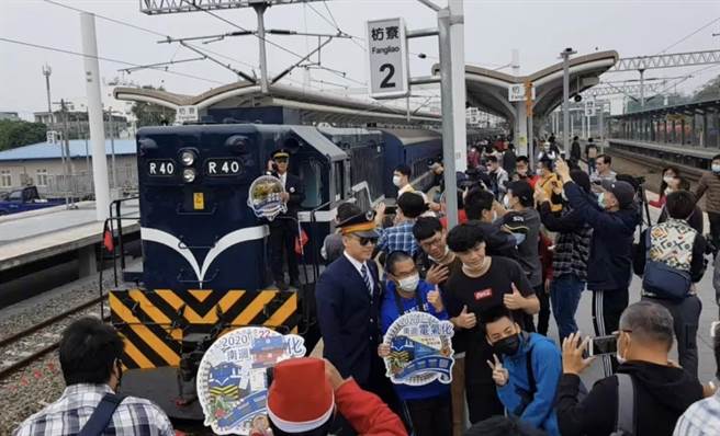 再会啦！枋寮火车站22日挤爆数百人，盛况空前只为抢搭开往台东站的最末班蓝皮普快。（谢佳潾摄）