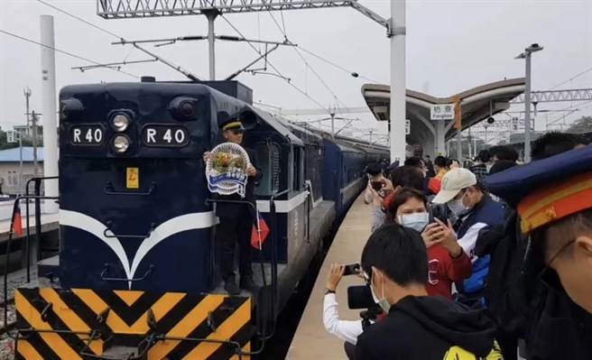 再会啦！枋寮火车站22日挤爆数百人，盛况空前只为抢搭开往台东站的最末班蓝皮普快。（谢佳潾摄）