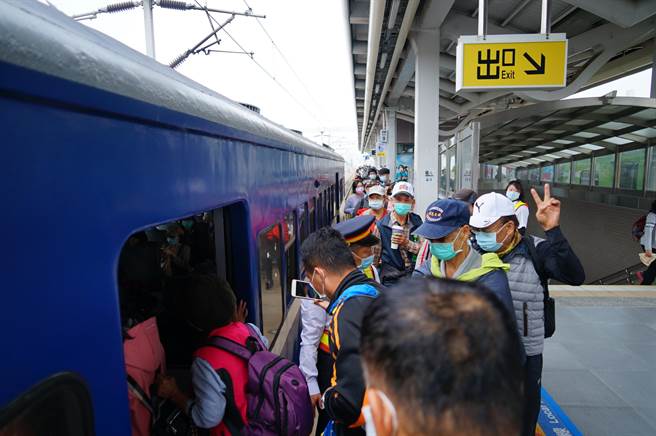 再会啦！枋寮火车站22日挤爆数百人，盛况空前只为抢搭开往台东站的最末班蓝皮普快。（谢佳潾摄）