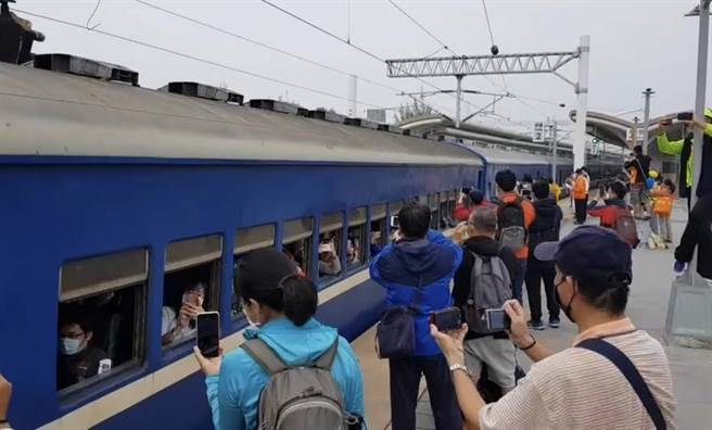 再会啦！枋寮火车站22日挤爆数百人，盛况空前只为抢搭开往台东站的最末班蓝皮普快。（谢佳潾摄）