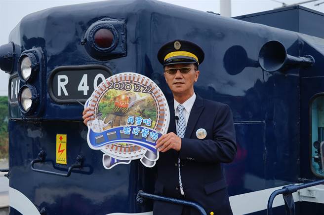 再会啦！枋寮火车站22日挤爆数百人，盛况空前只为抢搭开往台东站的最末班蓝皮普快。（谢佳潾摄）