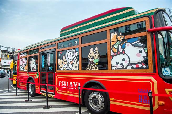 嘉义市长黄敏惠22日傍晚与国光客运副董事长王应杰等人一同宣布嘉义市电动公车全面上线。（嘉义市政府提供／吕妍庭嘉义传真）