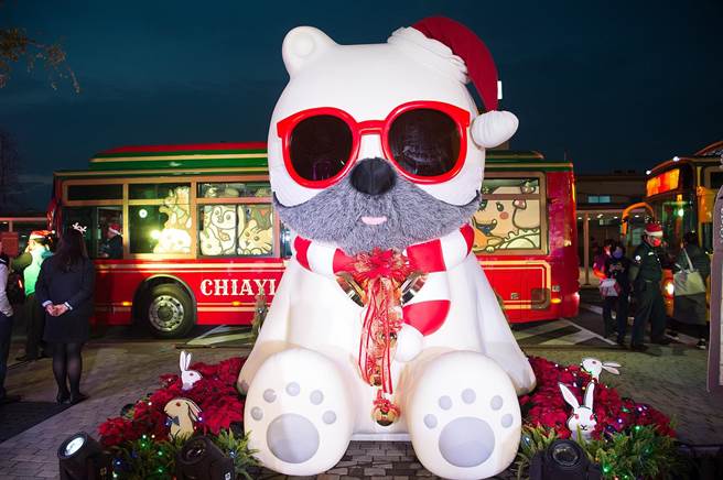 大白熊特别以圣诞老人装扮回归，与电动公车一起亮相。（嘉义市政府提供／吕妍庭嘉义传真）